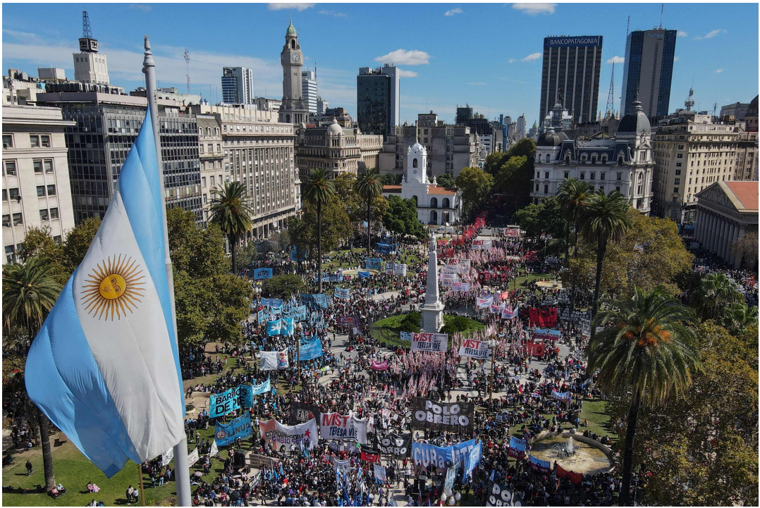 show a crowd of argentines protesting in the agora